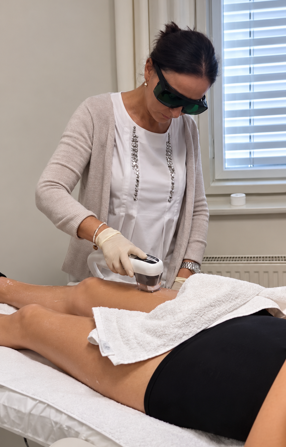 Diodenlaser-Behandlung am Oberschenkel im Schönheitssalon Jäger